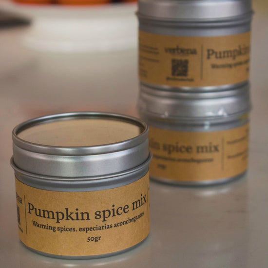 Aluminium tin with a kraft label "Pumpkin Spice Mix, 50g"